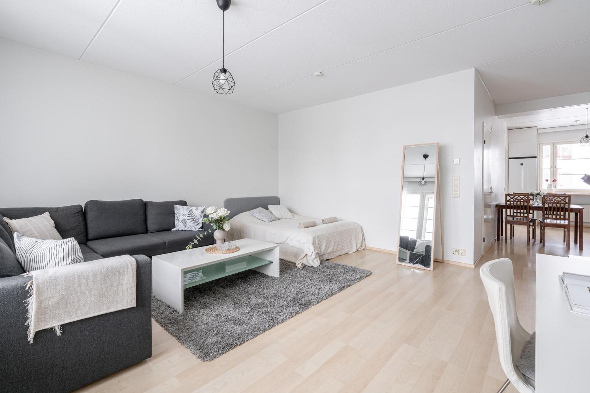 Lakefront 2br With Sauna Near Railway Station & Downtown